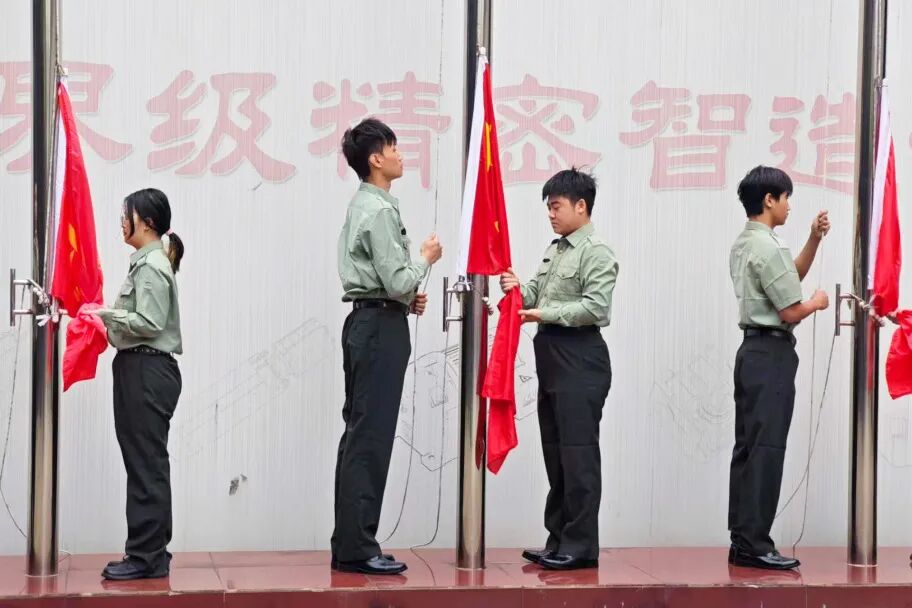 升旗台授旗