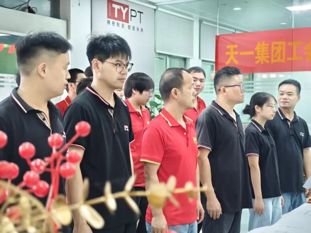 车间手捧礼盒合影