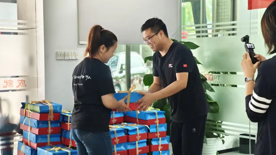 仓库礼盒垛前发放