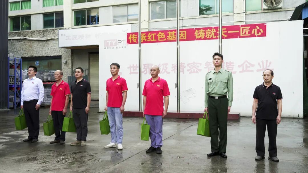 退伍老兵与领导合影