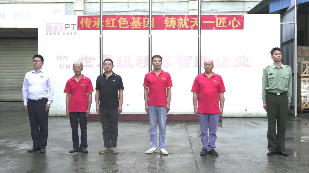操场横幅前合影